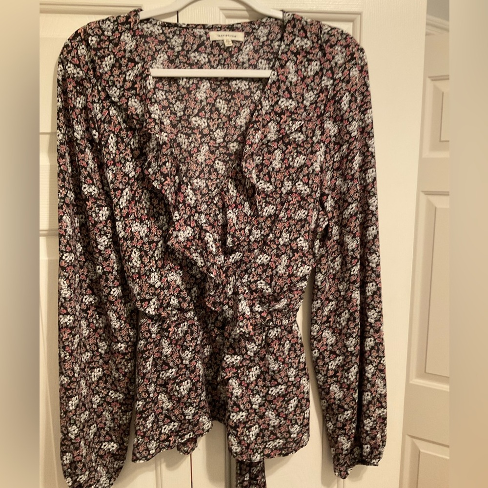 Max Studio women’s ruffled neck, tie waist flowing blouse